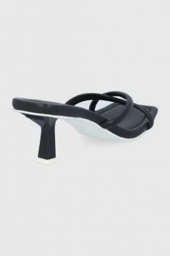 Γυναικεία Σαγιονάρες Δερμάτινες παντόφλες Guess Beinna χρώμα: μαύρο -Guess Κατάστημα unnamed file 1972