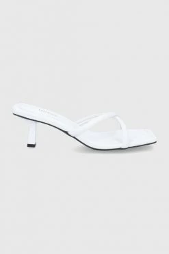 Γυναικεία Σαγιονάρες Δερμάτινες παντόφλες Guess Beinna χρώμα: άσπρο